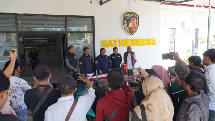 Kasatreskrim Polres Pamekasan saat memberikan keterangan dihadapan wartawan Kasatreskrim Polres Pamekasan saat memberikan keterangan dihadapan wartawan