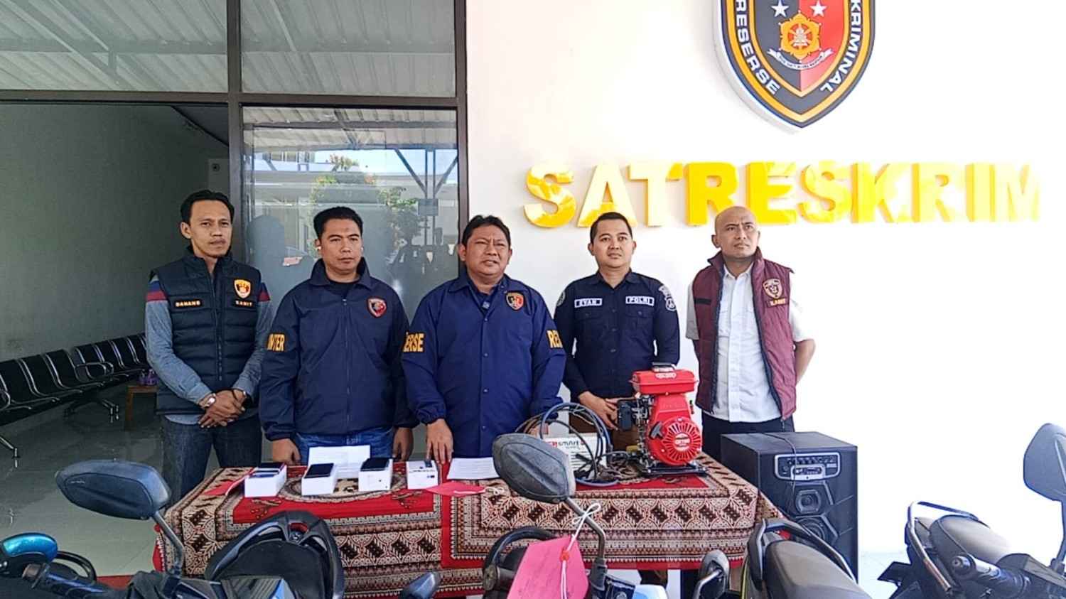 Tujuh Kasus Pencurian Terungkap Dalam Sepekan, Satreskrim Polres Pamekasan Amankan Delapan Pelaku 1 Kasatreskrim Polres Pamekasan Saat Memberikan Keterangan Dihadapan Wartawan