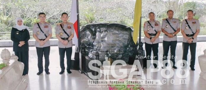 Khofifah dampingi kapolri ziarah makam bung Karno