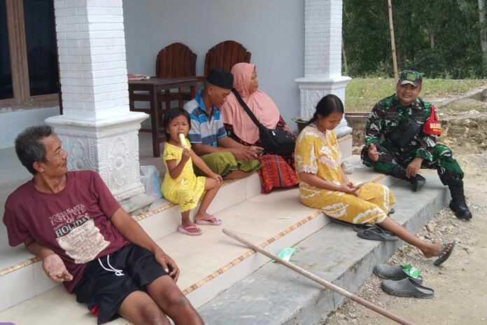 Koramil Proppo komsos di desa Samatan Babinsa Koramil 0826-03 Proppo Perkuat Silaturahmi Dengan Tokoh Masyarakat Desa Samatan
