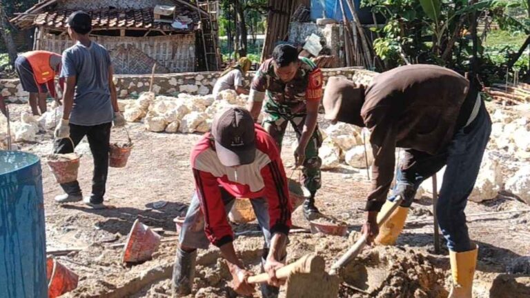 Babinsa Koramil 0826-02 Tlanakan Bantu Pembangunan Rumah Warga Melalui Program Rutilahu Kodim Pamekasan