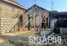 Rumah Layak Huni Mulai Terwujud, Babinsa Koramil 0826-02 Tlanakan Bantu Ringankan Beban Warga