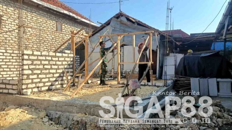 Rumah Layak Huni Mulai Terwujud, Babinsa Koramil 0826-02 Tlanakan Bantu Ringankan Beban Warga