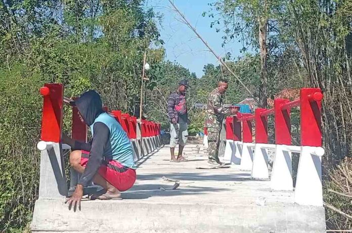 Koramil batumarmar bantu pembangunan jembatan warga Babinsa Koramil 0826-11 Batumarmar Bantu Pembangunan Jembatan Beton di Dusun Nancak