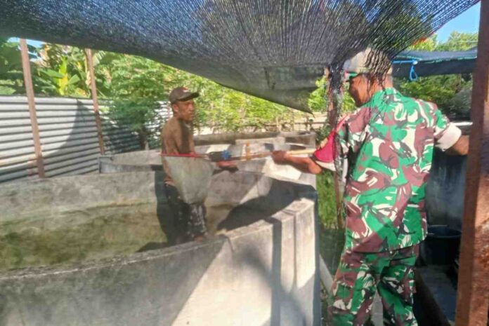 Koramil larangan Pamekasan bersama warga