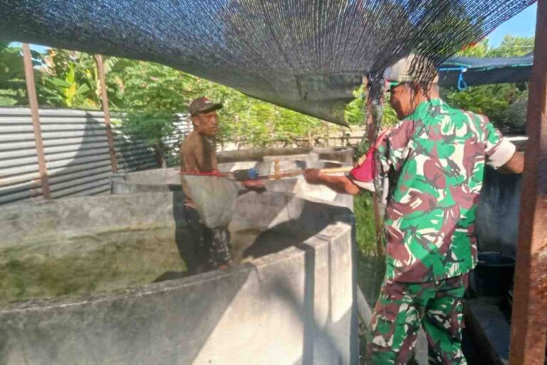 Hadir Ditengah Warga, Babinsa Koramil 0826-05 Larangan Dukung Usaha Ekonomi Masyarakat