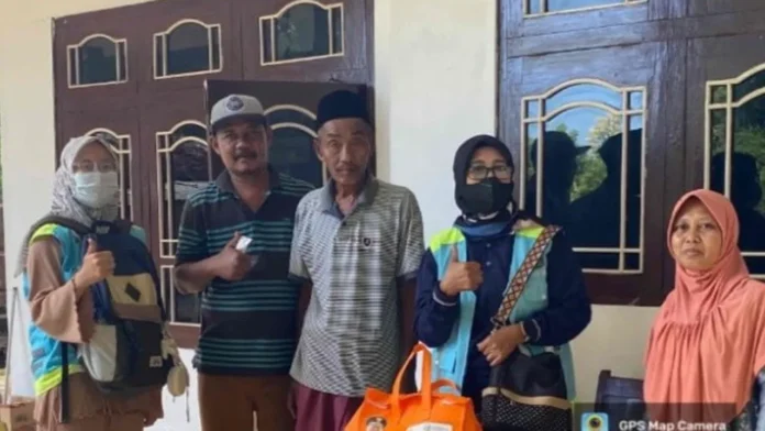 Tim Yankes Bergerak memantau pasien TB di Pulau Sapudi Kabupaten Sumenep.