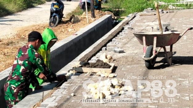 babinsa-pamekasan-bantu-warga-bangun-irigasi-panaguan Babinsa Koramil Larangan Koptu Achmad Ruslan Afandi bantu warga bangun saluran irigasi di Desa Panaguan Pamekasan.