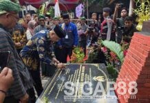 Ruwat Agung Soekarno Digelar di Kediri, Peringati Pergantian Nama Koesno Jadi Soekarno Brigjen Pol Langgeng Purnomo menandatangani prasasti monumen pergantian nama Soekarno di Ndalem Pojok Kediri