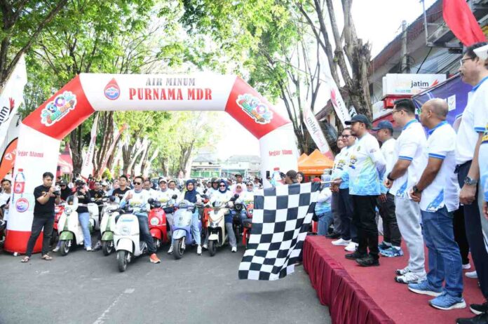 Pelepasan peserta konvoi motor listrik oleh Bupati Sumenep dan jajaran PT PLN Persero di garis start Taman Adipura dalam acara Madura EV-Day 2026.