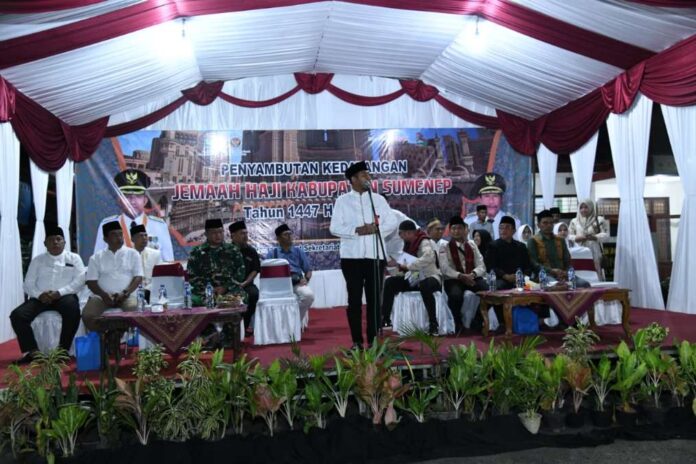 bupati-sumenep-sambut-jemaah-haji-2026 Bupati Sumenep Achmad Fauzi Wongsojudo menyambut kepulangan jemaah haji Kabupaten Sumenep 2026 di GOR A Yani Pangligur.