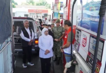 Khofifah Sidak SPBU Karanglo, Pastikan Pasokan Solar Aman di Tengah Antrean Panjang