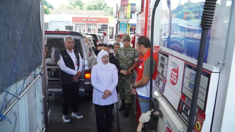 Khofifah Sidak Spbu Karanglo, Pastikan Pasokan Solar Aman Di Tengah Antrean Panjang