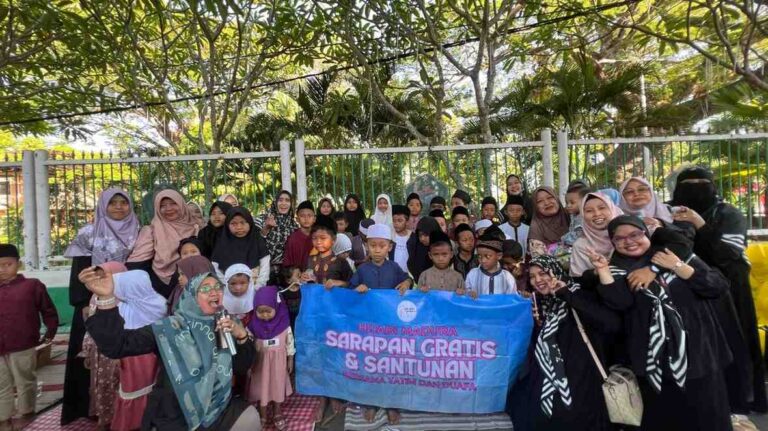 Hijabi Madura Berbagi Kebahagiaan Bersama Anak Yatim Dan Dhuafa Di Momentum 10 Muharram