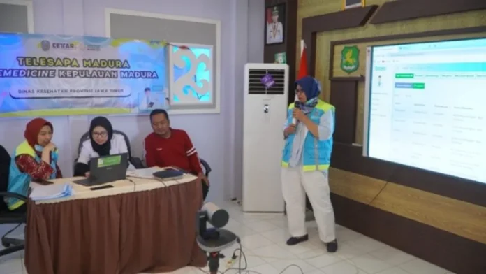 Tim Dinas Kesehatan Provinsi Jawa Timur memantau pelaksanaan layanan konsultasi jarak jauh Telesapa Madura di Puskesmas Gayam, Pulau Sapudi, Kabupaten Sumenep.
