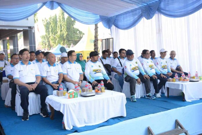 madura-ev-day-2026-sumenep Bupati Sumenep bersama manajemen PLN duduk bersama di panggung acara Madura EV-Day 2026.