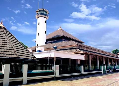 Sejarah Kota Surabaya: Dari Pelabuhan Majapahit Hingga Menjadi Kota Pahlawan Indonesia 1 Masjid Agung Sunan Ampel Surabaya