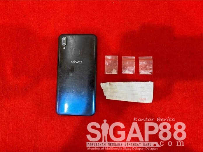 narkoba-polres-sumenep Satresnarkoba Polres Sumenep Tangkap Pria Asal Dasuk, Tiga Poket Sabu Disembunyikan di Songkok