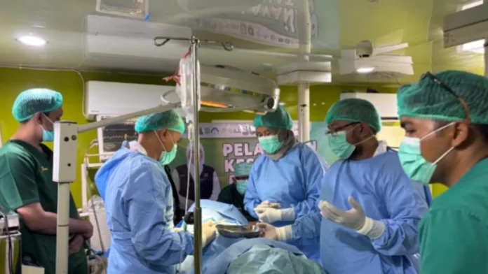 operasi-tumor-kapal-gandha-nusantara-sapudi Tim dokter spesialis Yankes Bergerak Jatim melakukan operasi tumor di atas Kapal Gandha Nusantara di Pulau Sapudi.