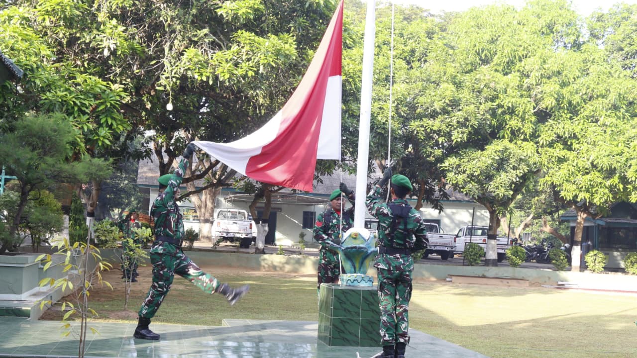 Kodim 0826 Pamekasan Gelar Upacara Bendera, Kasdim Tekankan Disiplin Dan Profesionalisme 1 Kasdim Kodim 0826 Pamekasan Memimpin Upacara Bendera Bulanan Juni 2026