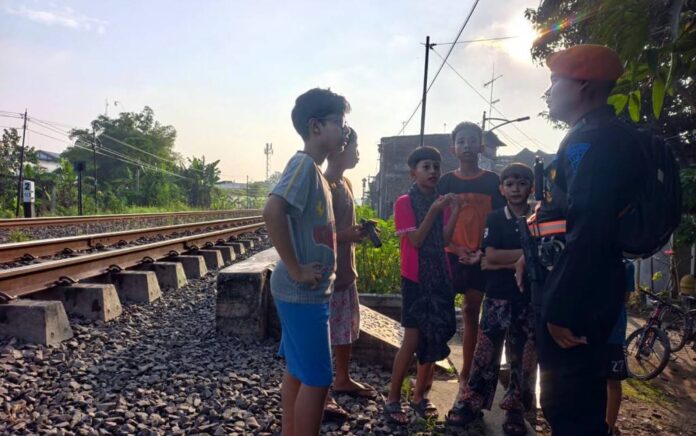 Petugas KAI Daop 8 beri himbauan anak-anak Petugas KAI Daop 8 beri himbauan anak-anak