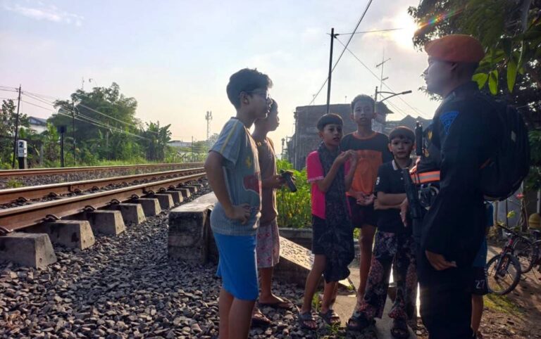 Libur Sekolah 2026, Kai Daop 8 Surabaya Imbau Anak-Anak Jauhi Jalur Rel Kereta Api