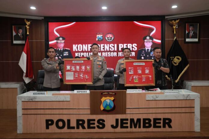 Kapolres Jember AKBP Bobby A Condro Putra menunjukkan barang bukti sabu dan ekstasi saat konferensi pers narkoba.