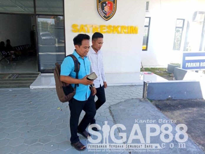 polres-pamekasan-dalami-polemik-smk-kesehatan-nusantara Saksi dari SMK Kesehatan Nusantara usai menjalani pemeriksaan di Satreskrim Polres Pamekasan terkait polemik penyegelan sekolah.