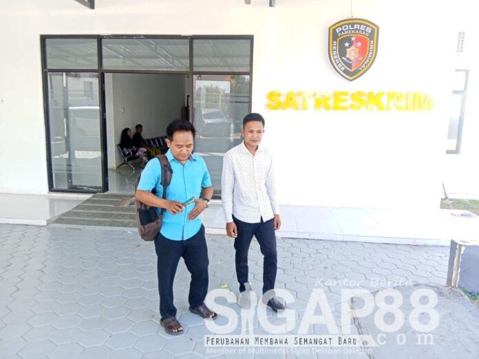Saksi terkait polemik SMK Kesehatan Nusantara usai menjalani pemeriksaan di Satreskrim Polres Pamekasan.