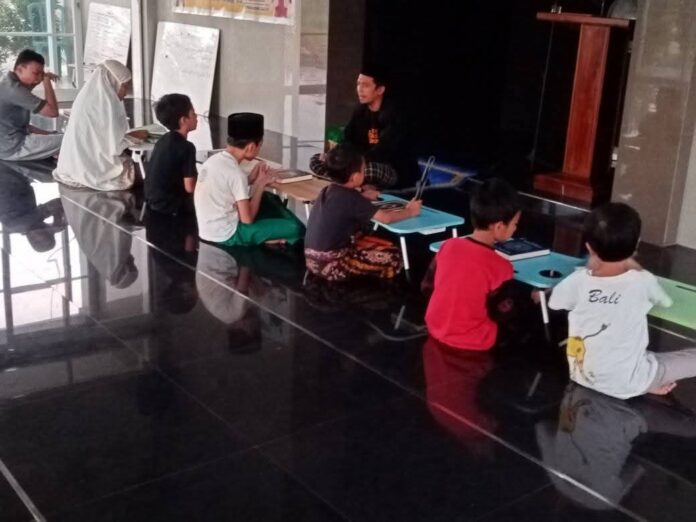santri ponpes Ukhuwah Islamiyah setorkan hafalan Santri Pondok Pesantren Ukhuwah Islamiyah Mergosari Tarik Sidoarjo menyetorkan hafalan Al-Qur'an kepada ustadz.