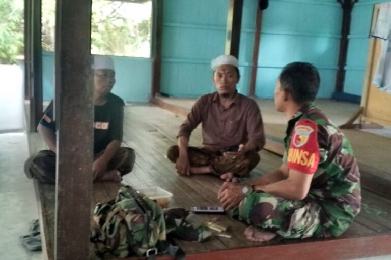 Babinsa Koramil 0826-08 Palengaan Perkuat Kemanunggalan Tni-Rakyat Lewat Komsos Bersama Warga Desa Rekkerek
