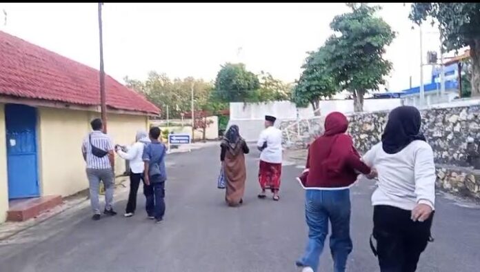 siswi SMK kesehatan Nusantara berupaya mengejar nisa Para siswa SMK Kesehatan Nusantara Pamekasan berharap seluruh pihak mengedepankan kepentingan pendidikan agar kegiatan belajar mengajar dapat kembali berjalan normal.