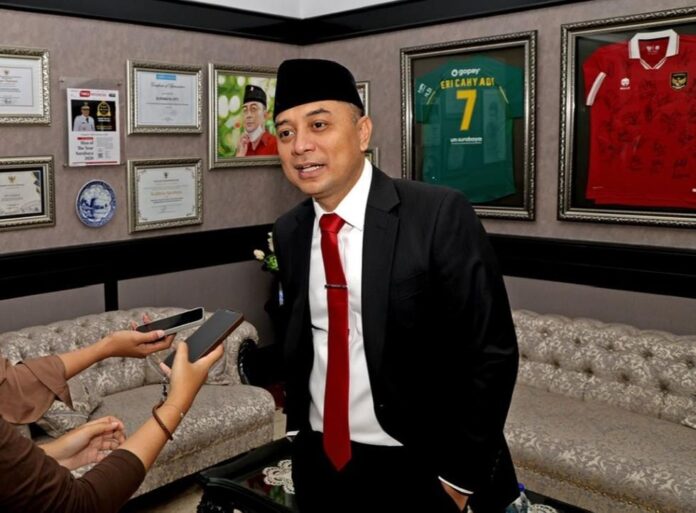 walikota Eri saat memberikan keterangan