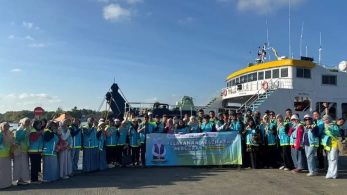 yankes-bergerak-sumenep-sapudi Tim Pelayanan Kesehatan Bergerak Jawa Timur bersiap menuju Kepulauan Sapudi Sumenep di Pelabuhan Kalianget.