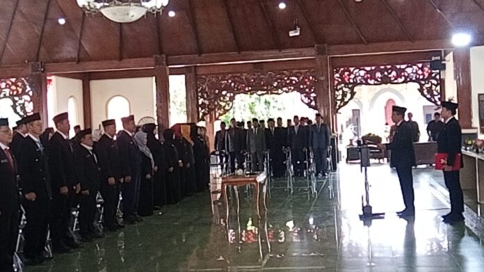 85 ASN Pemkab Pamekasan Dilantik Bupati Pamekasan melantik 85 ASN di Mandhapa Agung Ronggosukowati.