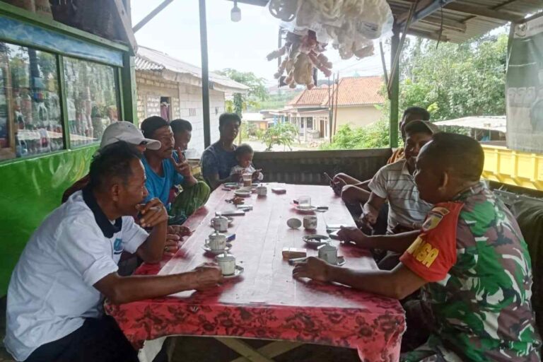 Saat Warga Bicara, Babinsa Koramil 0826-11 Batumarmar Memilih Mendengar