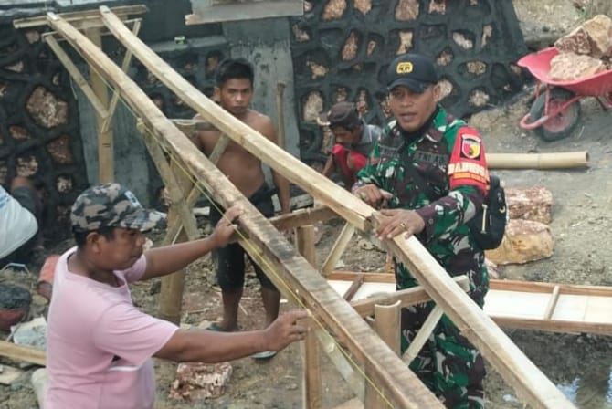 Babinsa batumarmar gotong royong bangun jembatan
