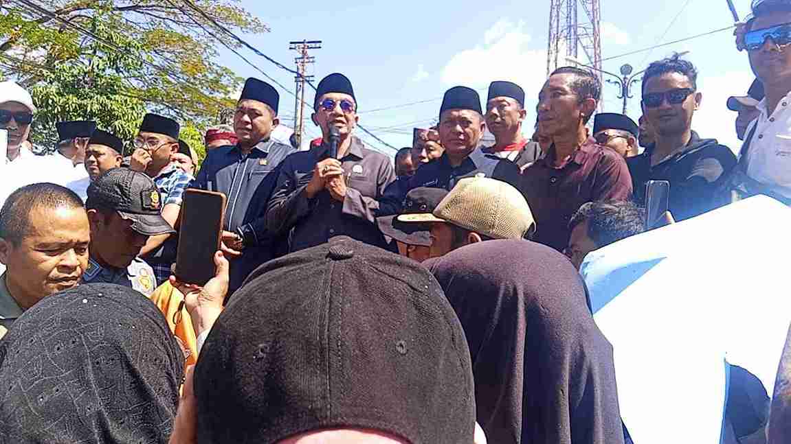 Ribuan Pekerja Sppg Padati Dprd Pamekasan, Gelombang Dukungan Program Mbg Menggema 1 Bupati Pamekasan Memberikan Tanggapan Di Hadapan Ribuan Peserta Aksi Damai Pekerja Sppg Dan Aliansi Masyarakat Pamekasan Bangkit Bersama (Ampbb) Di Depan Gedung Dprd Pamekasan