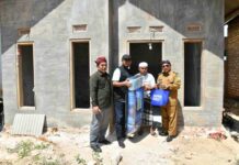 Pemkab Sumenep-Baznas Bedah RTLH, Empat Keluarga Terima Bantuan Rp20 Juta Bupati Sumenep menyerahkan bantuan rehabilitasi Rumah Tidak Layak Huni (RTLH) kepada warga di Kecamatan Lenteng dan Ganding bersama Baznas Kabupaten Sumenep.