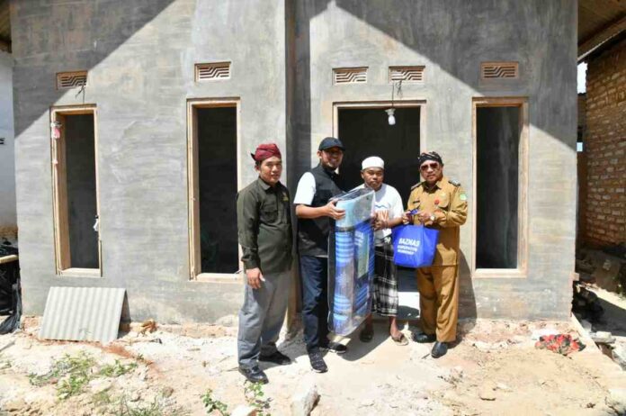 Bupati Sumenep menyerahkan bantuan RTLH Bupati Sumenep menyerahkan bantuan rehabilitasi Rumah Tidak Layak Huni (RTLH) kepada warga di Kecamatan Lenteng dan Ganding bersama Baznas Kabupaten Sumenep.