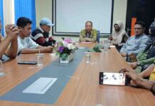 Aksi Demo di Dinkes Pamekasan, RS Larasati Tegaskan Pelayanan Sesuai Standar Medis Kadinkes Pamekasan Saifudin berdialog dengan perwakilan massa aksi dan Direktur RS Larasati Khairul Umam terkait dugaan pelanggaran medis di Dinkes Pamekasan.