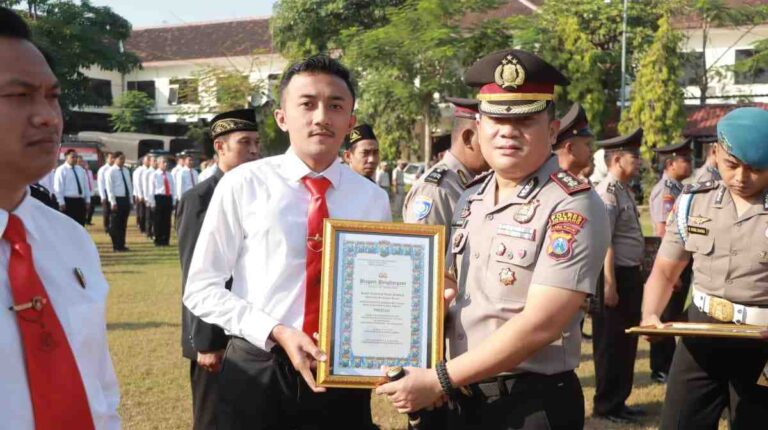 Hari Bhayangkara Ke-80, Polres Jombang Tegaskan Budaya Prestasi Dan Sinergi Lewat Pemberian Penghargaan