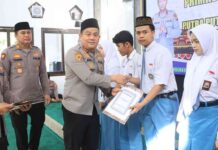 Raih Nilai Ijazah Tertinggi, 29 Pelajar Berprestasi di Jombang Terima Beasiswa Pendidikan dari Primkoppol