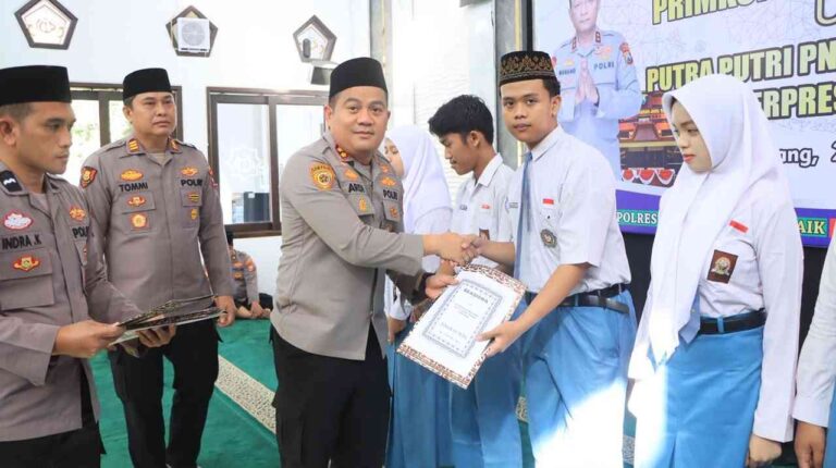 Raih Nilai Ijazah Tertinggi, 29 Pelajar Berprestasi Di Jombang Terima Beasiswa Pendidikan Dari Primkoppol
