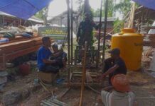 Babinsa Koramil Larangan Kawal Pembuatan Sumur Bor di Pamekasan, Dukung Ketersediaan Air Bersih