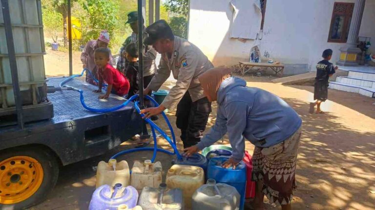 Krisis Air Bersih Melanda Kedungrejo, Polsek Winongan Salurkan 1.000 Liter Untuk Warga Terdampak Kekeringan