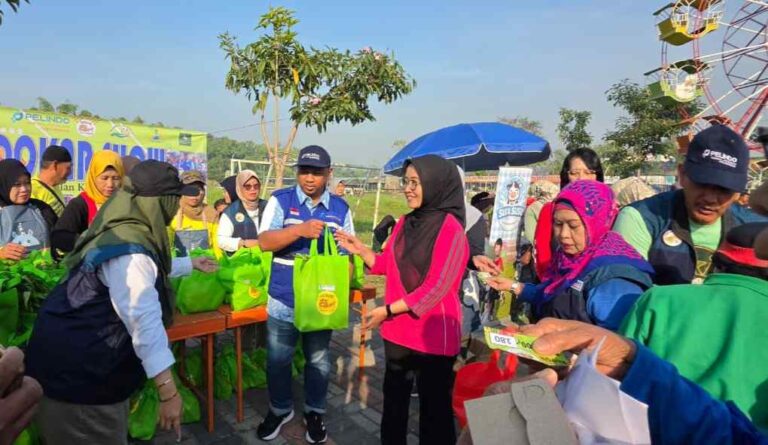 Terminal Petikemas Surabaya Gandeng Baksose Suroboyo, 200 Paket Pangan Bergizi Ludes Diserbu Warga Lakarsantri