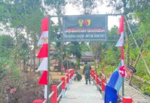 Babinsa Koramil Pegantenan Kawal Finishing Jembatan Garuda, Pastikan Infrastruktur Bakti TNI AD Berkualitas untuk Warga Pamekasan