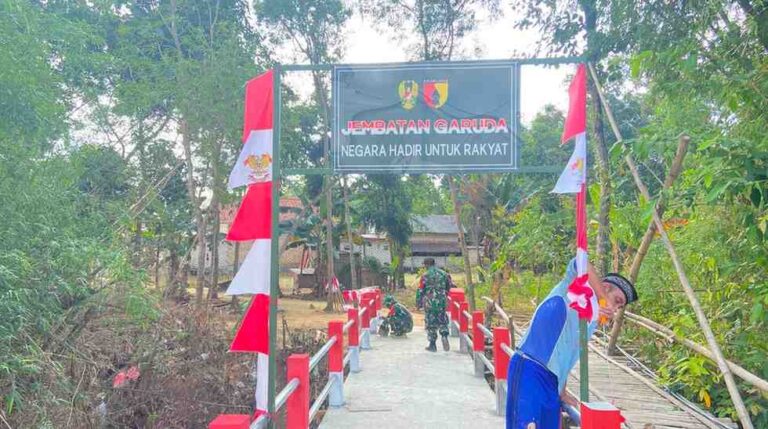 Babinsa Koramil Pegantenan Kawal Finishing Jembatan Garuda, Pastikan Infrastruktur Bakti Tni Ad Berkualitas Untuk Warga Pamekasan