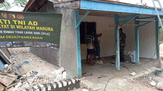 babinsa-koramil-proppo-kawal-rehabilitasi-rtlh-pamekasan Babinsa Koramil 0826-03 Proppo memantau pembangunan Rumah Tidak Layak Huni (RTLH) milik warga di Desa Badung, Kabupaten Pamekasan.